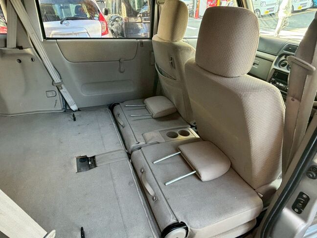 後部座席を倒すことでフルフラットにすることも可能